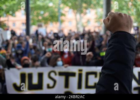 Plusieurs organisations et collectifs ont appelé à un rassemblement pour rendre hommage à Georges Floyd tué par la police à Minneapolis (Etats-Unis) et à Adama Traoré tué par la police française il y a quatre ans et pour protester contre les brutalités policières. Ils ont été tués par étouffement. Plusieurs milliers de personnes se sont rassemblées à Toulouse sous les mottos 'Black Lives Matter', 'Je ne peux pas respirer' et 'No Justice, No Peace. Toulouse. France. 10 juin 2020. (Photo d'Alain Pitton/NurPhoto) Banque D'Images