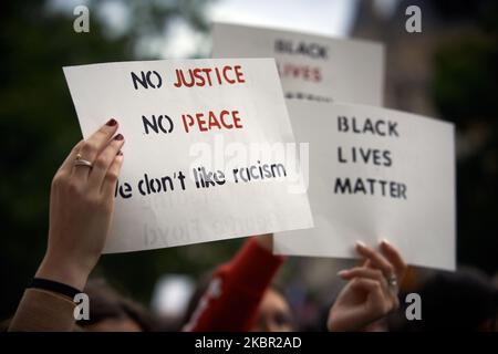 Plusieurs organisations et collectifs ont appelé à un rassemblement pour rendre hommage à Georges Floyd tué par la police à Minneapolis (Etats-Unis) et à Adama Traoré tué par la police française il y a quatre ans et pour protester contre les brutalités policières. Ils ont été tués par étouffement. Plusieurs milliers de personnes se sont rassemblées à Toulouse sous les mottos 'Black Lives Matter', 'Je ne peux pas respirer' et 'No Justice, No Peace. Toulouse. France. 10 juin 2020. (Photo d'Alain Pitton/NurPhoto) Banque D'Images