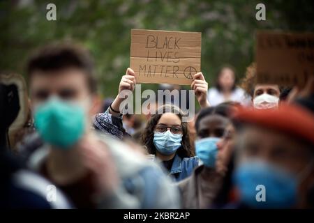 Plusieurs organisations et collectifs ont appelé à un rassemblement pour rendre hommage à Georges Floyd tué par la police à Minneapolis (Etats-Unis) et à Adama Traoré tué par la police française il y a quatre ans et pour protester contre les brutalités policières. Ils ont été tués par étouffement. Plusieurs milliers de personnes se sont rassemblées à Toulouse sous les mottos 'Black Lives Matter', 'Je ne peux pas respirer' et 'No Justice, No Peace. Toulouse. France. 10 juin 2020. (Photo d'Alain Pitton/NurPhoto) Banque D'Images