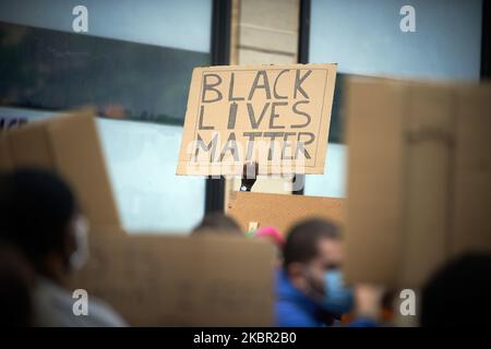 Plusieurs organisations et collectifs ont appelé à un rassemblement pour rendre hommage à Georges Floyd tué par la police à Minneapolis (Etats-Unis) et à Adama Traoré tué par la police française il y a quatre ans et pour protester contre les brutalités policières. Ils ont été tués par étouffement. Plusieurs milliers de personnes se sont rassemblées à Toulouse sous les mottos 'Black Lives Matter', 'Je ne peux pas respirer' et 'No Justice, No Peace. Toulouse. France. 10 juin 2020. (Photo d'Alain Pitton/NurPhoto) Banque D'Images