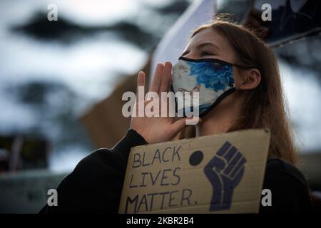 Plusieurs organisations et collectifs ont appelé à un rassemblement pour rendre hommage à Georges Floyd tué par la police à Minneapolis (Etats-Unis) et à Adama Traoré tué par la police française il y a quatre ans et pour protester contre les brutalités policières. Ils ont été tués par étouffement. Plusieurs milliers de personnes se sont rassemblées à Toulouse sous les mottos 'Black Lives Matter', 'Je ne peux pas respirer' et 'No Justice, No Peace. Toulouse. France. 10 juin 2020. (Photo d'Alain Pitton/NurPhoto) Banque D'Images