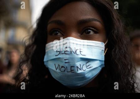 Plusieurs organisations et collectifs ont appelé à un rassemblement pour rendre hommage à Georges Floyd tué par la police à Minneapolis (Etats-Unis) et à Adama Traoré tué par la police française il y a quatre ans et pour protester contre les brutalités policières. Ils ont été tués par étouffement. Plusieurs milliers de personnes se sont rassemblées à Toulouse sous les mottos 'Black Lives Matter', 'Je ne peux pas respirer' et 'No Justice, No Peace. Toulouse. France. 10 juin 2020. (Photo d'Alain Pitton/NurPhoto) Banque D'Images