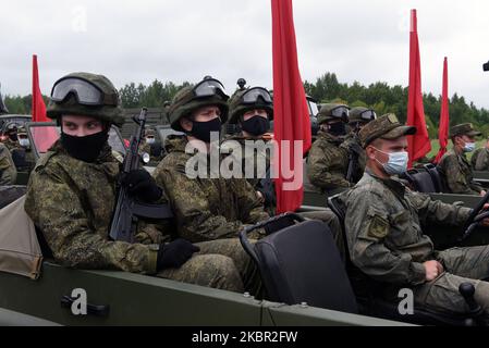 Des militaires sont vus lors d'une répétition du défilé militaire qui marquera le 75th anniversaire de la victoire sur l'Allemagne nazie pendant la Seconde Guerre mondiale, à Saint-Pétersbourg, en Russie, sur 11 juin 2020.(photo de Sergey Nikolaev/NurPhoto) Banque D'Images