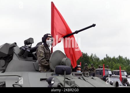 Des militaires sont vus lors d'une répétition du défilé militaire qui marquera le 75th anniversaire de la victoire sur l'Allemagne nazie pendant la Seconde Guerre mondiale, à Saint-Pétersbourg, en Russie, sur 11 juin 2020.(photo de Sergey Nikolaev/NurPhoto) Banque D'Images