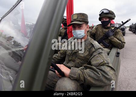 Des militaires sont vus lors d'une répétition du défilé militaire qui marquera le 75th anniversaire de la victoire sur l'Allemagne nazie pendant la Seconde Guerre mondiale, à Saint-Pétersbourg, en Russie, sur 11 juin 2020.(photo de Sergey Nikolaev/NurPhoto) Banque D'Images