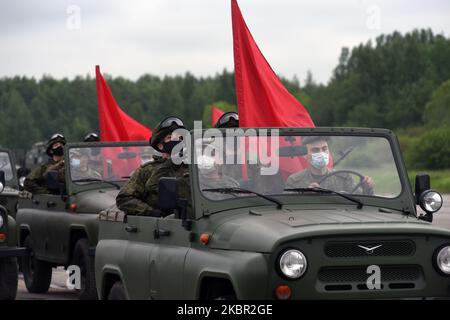 Des militaires sont vus lors d'une répétition du défilé militaire qui marquera le 75th anniversaire de la victoire sur l'Allemagne nazie pendant la Seconde Guerre mondiale, à Saint-Pétersbourg, en Russie, sur 11 juin 2020.(photo de Sergey Nikolaev/NurPhoto) Banque D'Images