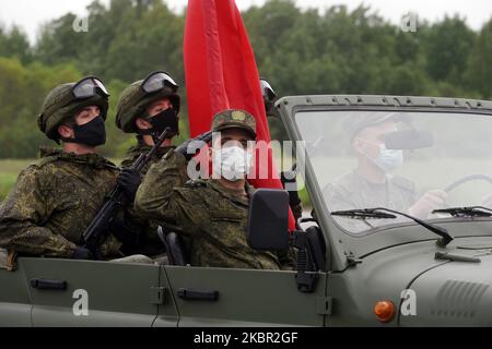 Des militaires sont vus lors d'une répétition du défilé militaire qui marquera le 75th anniversaire de la victoire sur l'Allemagne nazie pendant la Seconde Guerre mondiale, à Saint-Pétersbourg, en Russie, sur 11 juin 2020.(photo de Sergey Nikolaev/NurPhoto) Banque D'Images