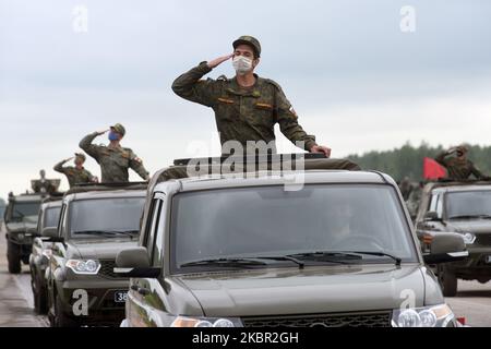 Des militaires sont vus lors d'une répétition du défilé militaire qui marquera le 75th anniversaire de la victoire sur l'Allemagne nazie pendant la Seconde Guerre mondiale, à Saint-Pétersbourg, en Russie, sur 11 juin 2020.(photo de Sergey Nikolaev/NurPhoto) Banque D'Images