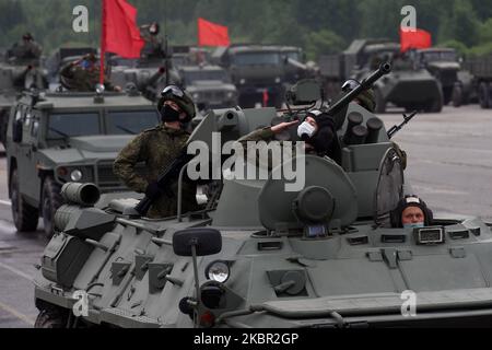 Des militaires sont vus lors d'une répétition du défilé militaire qui marquera le 75th anniversaire de la victoire sur l'Allemagne nazie pendant la Seconde Guerre mondiale, à Saint-Pétersbourg, en Russie, sur 11 juin 2020.(photo de Sergey Nikolaev/NurPhoto) Banque D'Images