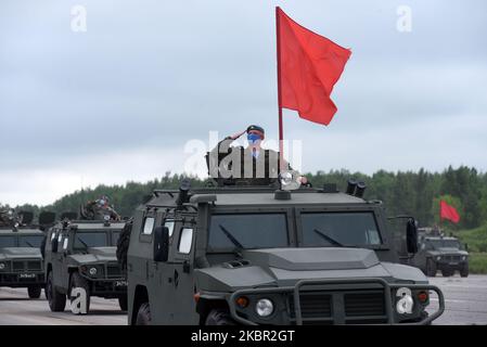 Des militaires sont vus lors d'une répétition du défilé militaire qui marquera le 75th anniversaire de la victoire sur l'Allemagne nazie pendant la Seconde Guerre mondiale, à Saint-Pétersbourg, en Russie, sur 11 juin 2020.(photo de Sergey Nikolaev/NurPhoto) Banque D'Images