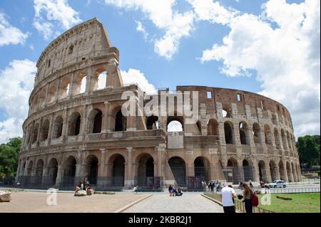 Une vue générale montre le monument du Colisée à Rome, en Italie, sur 10 juin 2020. Le Colisée, le Palatin, le Forum romain et Domus Aurea rouvrent au public depuis le 1 juin avec certaines restrictions d'accès pour les visiteurs. (Photo par Lorenzo Di Cola/NurPhoto) Banque D'Images