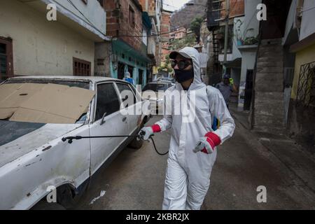 Des fonctionnaires du bureau du maire de Caracas effectuent le nettoyage de désinfection après que 5 cas positifs de coronavirus ont été confirmés dans le quartier El Milago de la paroisse de la Vega dans la ville de Caracas, Venezuela, sur 22 mai 2020. (Photo par Luis Morillo/NurPhoto) Banque D'Images