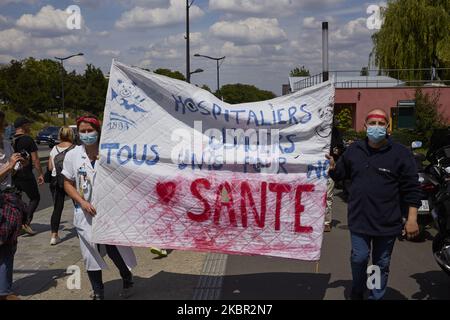 Des membres du personnel infirmier de l'hôpital Robert-Debre et des manifestants vêtus de Rosie le Riveter manifestent contre la politique du gouvernement devant l'hôpital Robert-Debre, à Paris, en France, sur 11 juin 2020. Ils exigent de meilleures conditions de travail, une augmentation du nombre de personnel et un soutien accru pour leur secteur. (Photo par Adnan Farzat/NurPhoto) Banque D'Images