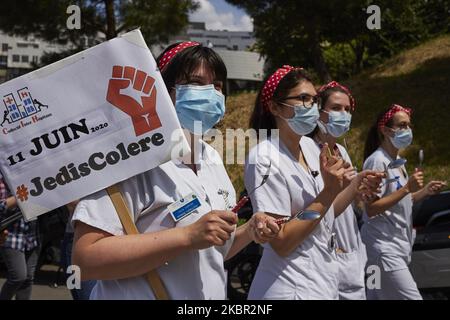 Des membres du personnel infirmier de l'hôpital Robert-Debre et des manifestants vêtus de Rosie le Riveter manifestent contre la politique du gouvernement devant l'hôpital Robert-Debre, à Paris, en France, sur 11 juin 2020. Ils exigent de meilleures conditions de travail, une augmentation du nombre de personnel et un soutien accru pour leur secteur. (Photo par Adnan Farzat/NurPhoto) Banque D'Images