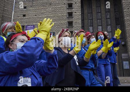 Des membres du personnel infirmier de l'hôpital Robert-Debre et des manifestants vêtus de Rosie le Riveter manifestent contre la politique du gouvernement devant l'hôpital Robert-Debre, à Paris, en France, sur 11 juin 2020. Ils exigent de meilleures conditions de travail, une augmentation du nombre de personnel et un soutien accru pour leur secteur. (Photo par Adnan Farzat/NurPhoto) Banque D'Images