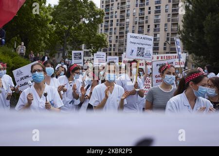 Des membres du personnel infirmier de l'hôpital Robert-Debre et des manifestants vêtus de Rosie le Riveter manifestent contre la politique du gouvernement devant l'hôpital Robert-Debre, à Paris, en France, sur 11 juin 2020. Ils exigent de meilleures conditions de travail, une augmentation du nombre de personnel et un soutien accru pour leur secteur. (Photo par Adnan Farzat/NurPhoto) Banque D'Images