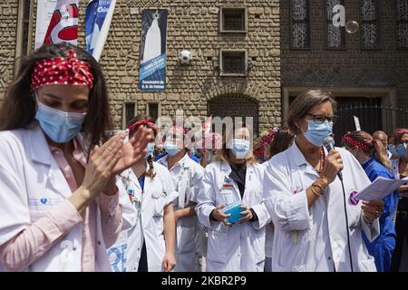 Des membres du personnel infirmier de l'hôpital Robert-Debre et des manifestants vêtus de Rosie le Riveter manifestent contre la politique du gouvernement devant l'hôpital Robert-Debre, à Paris, en France, sur 11 juin 2020. Ils exigent de meilleures conditions de travail, une augmentation du nombre de personnel et un soutien accru pour leur secteur. (Photo par Adnan Farzat/NurPhoto) Banque D'Images