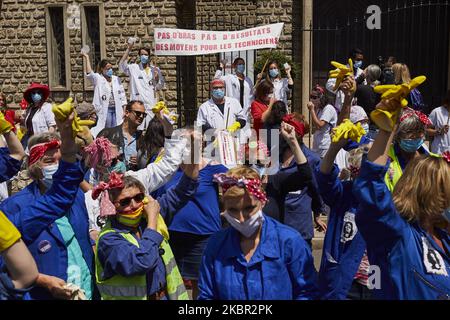 Des membres du personnel infirmier de l'hôpital Robert-Debre et des manifestants vêtus de Rosie le Riveter manifestent contre la politique du gouvernement devant l'hôpital Robert-Debre, à Paris, en France, sur 11 juin 2020. Ils exigent de meilleures conditions de travail, une augmentation du nombre de personnel et un soutien accru pour leur secteur. (Photo par Adnan Farzat/NurPhoto) Banque D'Images