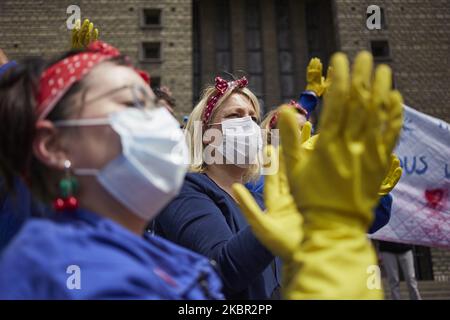 Des membres du personnel infirmier de l'hôpital Robert-Debre et des manifestants vêtus de Rosie le Riveter manifestent contre la politique du gouvernement devant l'hôpital Robert-Debre, à Paris, en France, sur 11 juin 2020. Ils exigent de meilleures conditions de travail, une augmentation du nombre de personnel et un soutien accru pour leur secteur. (Photo par Adnan Farzat/NurPhoto) Banque D'Images