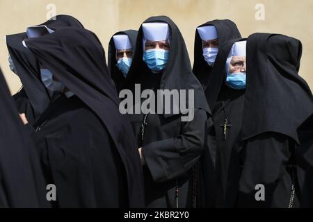 Les religieuses célèbrent Corpus Christi qui participe à la Messe et à la procession pendant la propagation du coronavirus. Cracovie, Pologne, le 11 juin 2020. La procession commence par un prêtre portant une Monstruce sous une verrière. Les fidèles le suivent, chantant des hymnes religieux, tandis que les jeunes filles vêtues de robes régionales blanches ou traditionnelles dispersent les pétales de fleurs le long du parcours. Corpus Christi est une fête mobilier catholique commémorant la Transubstitution. (Photo de Beata Zawrzel/NurPhoto) Banque D'Images