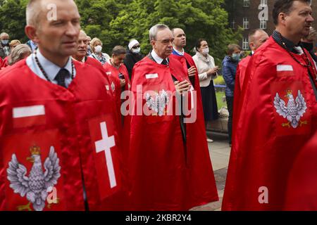 Les membres de l'intronisation de Jésus-Christ le Roi de Pologne assistent à la Messe et à la procession de Corpus Christi pendant la propagation du coronavirus. Cracovie, Pologne, le 11 juin 2020. La procession commence par un prêtre portant une Monstruce sous une verrière. Les fidèles le suivent, chantant des hymnes religieux, tandis que les jeunes filles vêtues de robes régionales blanches ou traditionnelles dispersent les pétales de fleurs le long du parcours. Corpus Christi est une fête mobilier catholique commémorant la Transubstitution. (Photo de Beata Zawrzel/NurPhoto) Banque D'Images