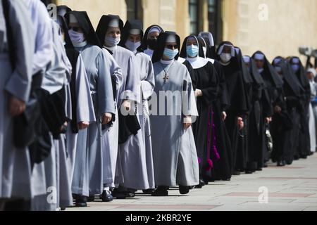 Les religieuses célèbrent Corpus Christi qui participe à la Messe et à la procession pendant la propagation du coronavirus. Cracovie, Pologne, le 11 juin 2020. La procession commence par un prêtre portant une Monstruce sous une verrière. Les fidèles le suivent, chantant des hymnes religieux, tandis que les jeunes filles vêtues de robes régionales blanches ou traditionnelles dispersent les pétales de fleurs le long du parcours. Corpus Christi est une fête mobilier catholique commémorant la Transubstitution. (Photo de Beata Zawrzel/NurPhoto) Banque D'Images