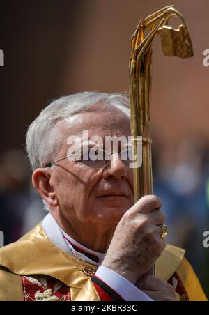 L'archevêque Marek Jedraszewski mène une procession du Saint Sacrement dans la vieille ville de Cracovie. La fête de Corpus Christi, également connue sous le nom de Solennité du corps et du sang le plus Saint du Christ, est une fête liturgique catholique célébrant la présence réelle du corps et du sang, de l'âme et de la Divinité de Jésus-Christ dans les éléments de l'Eucharistie. Sur 11 juin 2020, à Cracovie, en Pologne. (Photo par Artur Widak/NurPhoto) Banque D'Images