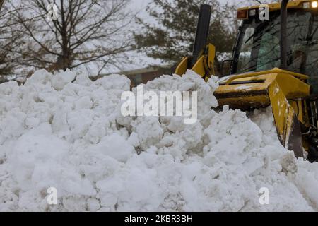 Après une tempête de neige énorme tracteur est utilisé pour nettoyer la neige après la tempête Banque D'Images