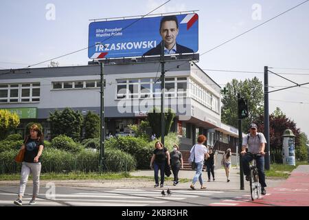 Un poster électoral de Rafal Trzaskowski, un nouveau candidat du principal parti d'opposition de la plate-forme civique, et son slogan électoral 'Strong President, Common Poland' est vu à Cracovie, en Pologne sur 12 juin 2020. L'élection présidentielle en Pologne, qui a été annulée à court terme en mai en raison de la propagation du coronavirus, aura lieu le 28 juin. Le nouveau candidat de l'opposition Rafal Trzaskowski se positionne maintenant comme le plus puissant challenger du président sortant Andrzej Duda. (Photo de Beata Zawrzel/NurPhoto) Banque D'Images