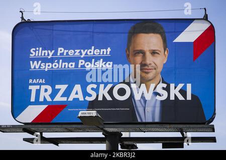 Un poster électoral de Rafal Trzaskowski, un nouveau candidat du principal parti d'opposition de la plate-forme civique, et son slogan électoral 'Strong President, Common Poland' est vu à Cracovie, en Pologne sur 12 juin 2020. L'élection présidentielle en Pologne, qui a été annulée à court terme en mai en raison de la propagation du coronavirus, aura lieu le 28 juin. Le nouveau candidat de l'opposition Rafal Trzaskowski se positionne maintenant comme le plus puissant challenger du président sortant Andrzej Duda. (Photo de Beata Zawrzel/NurPhoto) Banque D'Images