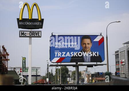 Un poster électoral de Rafal Trzaskowski, un nouveau candidat du principal parti d'opposition de la plate-forme civique, et son slogan électoral 'Strong President, Common Poland' est vu à Cracovie, en Pologne sur 12 juin 2020. L'élection présidentielle en Pologne, qui a été annulée à court terme en mai en raison de la propagation du coronavirus, aura lieu le 28 juin. Le nouveau candidat de l'opposition Rafal Trzaskowski se positionne maintenant comme le plus puissant challenger du président sortant Andrzej Duda. (Photo de Beata Zawrzel/NurPhoto) Banque D'Images