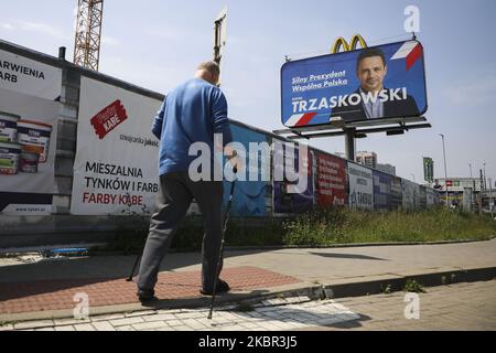 Un poster électoral de Rafal Trzaskowski, un nouveau candidat du principal parti d'opposition de la plate-forme civique, et son slogan électoral 'Strong President, Common Poland' est vu à Cracovie, en Pologne sur 12 juin 2020. L'élection présidentielle en Pologne, qui a été annulée à court terme en mai en raison de la propagation du coronavirus, aura lieu le 28 juin. Le nouveau candidat de l'opposition Rafal Trzaskowski se positionne maintenant comme le plus puissant challenger du président sortant Andrzej Duda. (Photo de Beata Zawrzel/NurPhoto) Banque D'Images