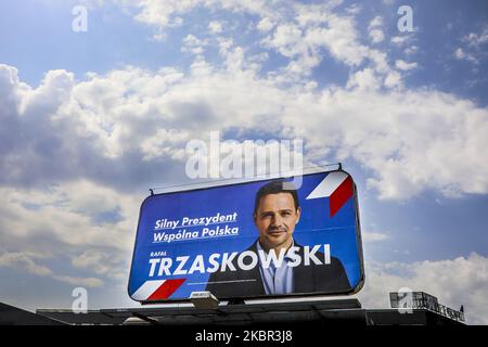 Un poster électoral de Rafal Trzaskowski, un nouveau candidat du principal parti d'opposition de la plate-forme civique, et son slogan électoral 'Strong President, Common Poland' est vu à Cracovie, en Pologne sur 12 juin 2020. L'élection présidentielle en Pologne, qui a été annulée à court terme en mai en raison de la propagation du coronavirus, aura lieu le 28 juin. Le nouveau candidat de l'opposition Rafal Trzaskowski se positionne maintenant comme le plus puissant challenger du président sortant Andrzej Duda. (Photo de Beata Zawrzel/NurPhoto) Banque D'Images