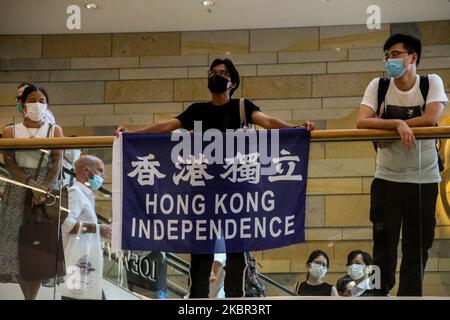 Un manifestant détient le drapeau de l'indépendance de Hong Kong lors d'un déjeuner à Pacific place Mall, Admiralty, Hong Kong, 12th juin 2020 (photo de Tommy Walker/NurPhoto) Banque D'Images