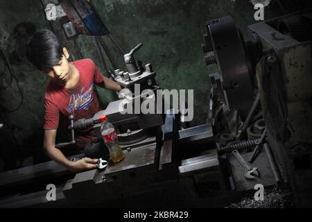 Kawsar (13) travaille dans un magasin près du chantier naval de Dhaka, au Bangladesh, sur 10 juin 2020. Il travaille environ 12 heures par jour pour gagner USD 30 par mois. (Photo de Syed Mahamudur Rahman/NurPhoto) Banque D'Images