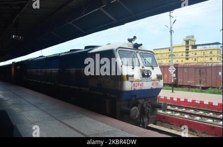 Un train spécial transportant des rapatriés du Nagaland arrive à la gare de Dimapur pour être déporté dans leur district respectif, dans le cadre de l'épidémie de coronavirus COVID-19, à Dimapur, dans l'État de Nagaland, au nord-est de l'Inde, le samedi 13 juin 2020. (Photo de Caisii Mao/NurPhoto) Banque D'Images