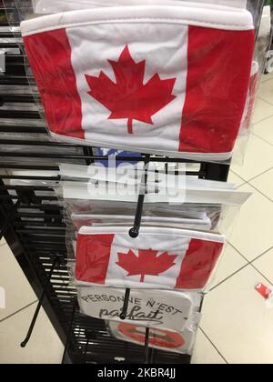 Masque facial avec images du drapeau canadien dans un magasin à l'approche de la fête du Canada pendant le nouveau coronavirus (COVID-19) à Toronto, Ontario, Canada sur 12 juin 2020. (Photo de Creative Touch Imaging Ltd./NurPhoto) Banque D'Images