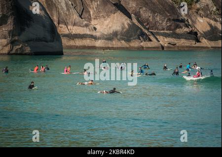 Sur la plage de Recreio dos Bandeirantes, à l'ouest de la ville de Rio de Janeiro, au Brésil, sur 13 juin 2020. Le gouvernement local a décrété une interdiction sur les personnes en bord de plage sans masques de protection, seules les activités aquatiques sont autorisées. (Photo par Allan Carvalho/NurPhoto) Banque D'Images