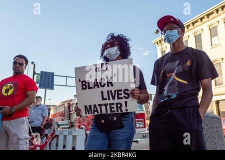 Une femme tient un panneau lors d'une manifestation à l'hôtel de ville. Des membres de l'Association des pompiers afro-américains de Cincinnati se sont réunis à l'hôtel de ville et ont défilé au palais de justice du comté de Hamilton pour protester contre le meurtre de George Floyd et d'autres victimes de brutalité policière, mercredi, 10 juin 2020, à Cincinnati, Ohio, États-Unis. (Photo de Jason Whitman/NurPhoto) Banque D'Images