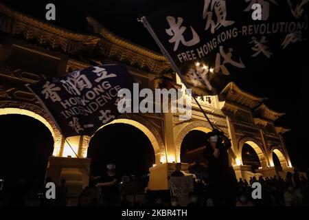 Les organisations communautaires appellent les gens à se joindre à une assemblée en vue de se tenir en solidarité avec les citoyens de Hong Kong qui ont été mis sous pression par le gouvernement de Hong Kong depuis que le mouvement de loi anti-extradition a éclaté le même jour il y a un an, à Taipei, Taiwan, Sur 13 juin 2020. Les participants élèvent et allument leurs flashs mobiles avec le rythme de ''gloire à Hong Kong''' dans une assemblée demandant la mise en œuvre immédiate des politiques du gouvernement taïwanais pour aider les manifestants de Hong Kong du mouvement anti-extradition.environ 7000 personnes, selon l'organisation Banque D'Images