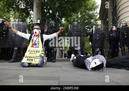 Les gens élèvent leurs poings lors d'un rassemblement dans le cadre des manifestations mondiales contre le racisme et la brutalité policière « Black Lives Matter », sur la place de la République à Paris, sur 13 juin 2020. Une vague de manifestations mondiales à la suite de l'arrestation fatale de George Floyd aux États-Unis a amplifié l'attention sur la mort en 2016 d'Adama Traore, un homme noir de 24 ans, sous la garde de la police française, et la controverse renouvelée sur les allégations de racisme et de brutalité au sein de la force. (Photo de Mehdi Taamallah/NurPhoto) Banque D'Images