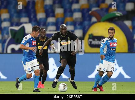 Romelu Lukaku du FC Internazionale en action entre Diego Demme et Amin Younes de Naples lors de la demi-finale de la coupe italienne deuxième match entre SSC Napoli et FC Internazionale au stade San Paolo de Naples, Italie sur 13 juin 2020 (photo de Matteo Ciambelli/NurPhoto) Banque D'Images