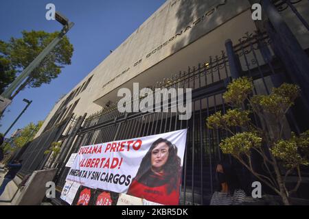 Un signe demandant la libération de l'avocat du travail mexicain Susana Prieto, lors d'une manifestation à l'extérieur du secrétaire du gouvernement sur 13 juin 2020, à Mexico, au Mexique. Plusieurs manifestations ont eu lieu au Mexique, demandant sa libération depuis le dernier 08 juin, lorsqu'elle a été arrêtée pour menaces contre des fonctionnaires de Matamoros, Tamaulipas. Susana a mené des grèves l'année dernière obtenant un salaire plus élevé pour 'maquiladoras'. (Photo de Guillermo Gutiérrez/NurPhoto) Banque D'Images