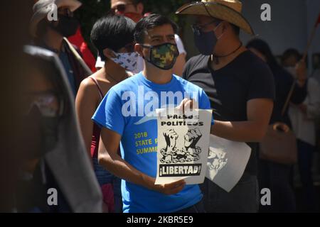 Un manifestant porte un signe qui lit "liberté des prisonniers politiques" demandant la libération de l'avocat du travail mexicain Susana Prieto, lors d'une manifestation devant le secrétaire du gouvernement sur 13 juin 2020, à Mexico, Mexique. Plusieurs manifestations ont eu lieu au Mexique, demandant sa libération depuis le dernier 08 juin, lorsqu'elle a été arrêtée pour menaces contre des fonctionnaires de Matamoros, Tamaulipas. Susana a mené des grèves l'année dernière obtenant un salaire plus élevé pour 'maquiladoras'. (Photo de Guillermo Gutiérrez/NurPhoto) Banque D'Images