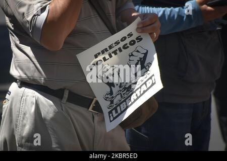 Un manifestant porte un signe qui lit "liberté des prisonniers politiques" demandant la libération de l'avocat du travail mexicain Susana Prieto, lors d'une manifestation devant le secrétaire du gouvernement sur 13 juin 2020, à Mexico, Mexique. Plusieurs manifestations ont eu lieu au Mexique, demandant sa libération depuis le dernier 08 juin, lorsqu'elle a été arrêtée pour menaces contre des fonctionnaires de Matamoros, Tamaulipas. Susana a mené des grèves l'année dernière obtenant un salaire plus élevé pour 'maquiladoras'. (Photo de Guillermo Gutiérrez/NurPhoto) Banque D'Images