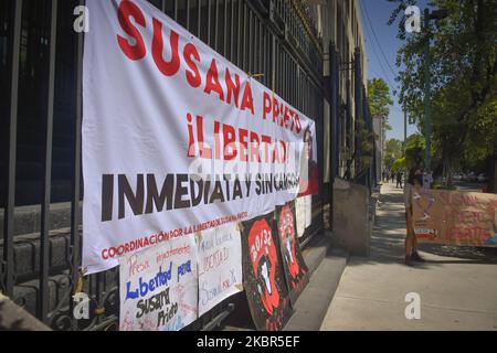 Un signe demandant la libération de l'avocat du travail mexicain Susana Prieto, lors d'une manifestation à l'extérieur du secrétaire du gouvernement sur 13 juin 2020, à Mexico, au Mexique. Plusieurs manifestations ont eu lieu au Mexique, demandant sa libération depuis le dernier 08 juin, lorsqu'elle a été arrêtée pour menaces contre des fonctionnaires de Matamoros, Tamaulipas. Susana a mené des grèves l'année dernière obtenant un salaire plus élevé pour 'maquiladoras'. (Photo de Guillermo Gutiérrez/NurPhoto) Banque D'Images