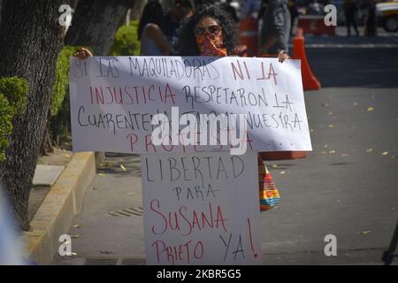 Un manifestant tient un signe demandant la libération de l'avocat du travail mexicain Susana Prieto, lors d'une manifestation à l'extérieur du secrétaire du gouvernement sur 13 juin 2020, à Mexico, au Mexique. Plusieurs manifestations ont eu lieu au Mexique, demandant sa libération depuis le dernier 08 juin, lorsqu'elle a été arrêtée pour menaces contre des fonctionnaires de Matamoros, Tamaulipas. Susana a mené des grèves l'année dernière obtenant un salaire plus élevé pour 'maquiladoras'. (Photo de Guillermo Gutiérrez/NurPhoto) Banque D'Images