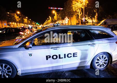 Le 13 juin 2020, à Paris, Frane, dans la soirée du même jour de la manifestation contre le racisme, et contre la police de violence et de brutalité, la police proteste sur la place Charles de Gaulle Etoile à l'arc triomphal, ''arc de triomphe''' à Paris, France, Pour montrer leur colère contre le gouvernement, et le ministre Castaner, au sujet de l'interdiction de la police ''chokehold'', et de l'accusation de racisme dans la police. Beaucoup d'entre eux étaient présents, avec des cartes, des motos et des menottes de décharge sur le sol. (Photo de Jerome Gilles/NurPhoto) Banque D'Images