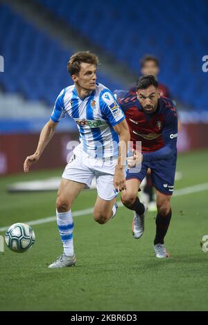 Diego Llorente de Real Sociedad et Enric Gallego d'Osasuna rivalise pour le ballon pendant le match de la Ligue entre Real Sociedad et CA Osasuna à Estadio Anoeta sur 14 juin 2020 à San Sebastian, Espagne. (Photo de Jose Breton/Pics action/NurPhoto) Banque D'Images