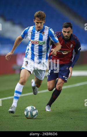 Diego Llorente de Real Sociedad et Enric Gallego d'Osasuna rivalise pour le ballon pendant le match de la Ligue entre Real Sociedad et CA Osasuna à Estadio Anoeta sur 14 juin 2020 à San Sebastian, Espagne. (Photo de Jose Breton/Pics action/NurPhoto) Banque D'Images